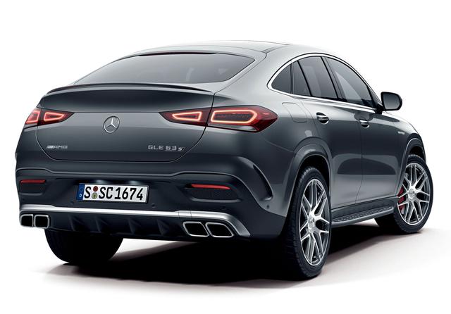 画像: メルセデスAMG GLE63 S 4MATIC+クーペ (左)、車両価格1998万円。