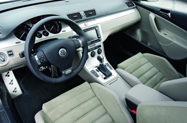 画像: Rモデルの公式に則った仕上がり。VWインディビデュアル社製らしく凝ったインテリア。