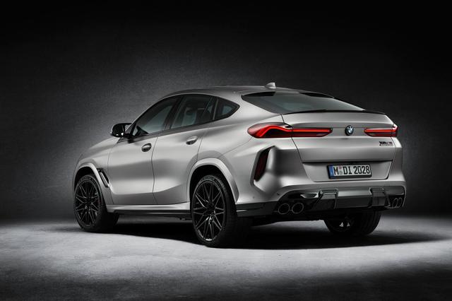 画像: BMW X6 M ファーストエディション。ボディカラー、BMW Individualフローズンダークシルバー。Mカーボン リア スポイラーを装備。