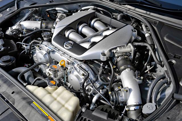 画像: 専用開発された3.8LのV6ツインターボ「VR38DETT」をフロントミッドシップに搭載。低回転域から発生する強烈なトルクが魅力だ。