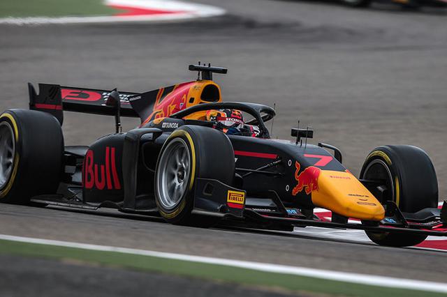 画像: 角田裕毅は今季2020年、ルーキーとしてカーリンからFIA F2に参戦。Red Bullカラーのマシンを操り、第1戦・第2戦のフリー走行でいきなりトップタイムを記録して周囲を驚かせた。