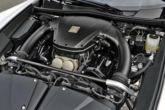 画像: 熟練の職人が全工程をひとりで組み上げる究極のハンドメイド エンジン。V8より低く、全幅と全長は同じくらいコンパクトだ。