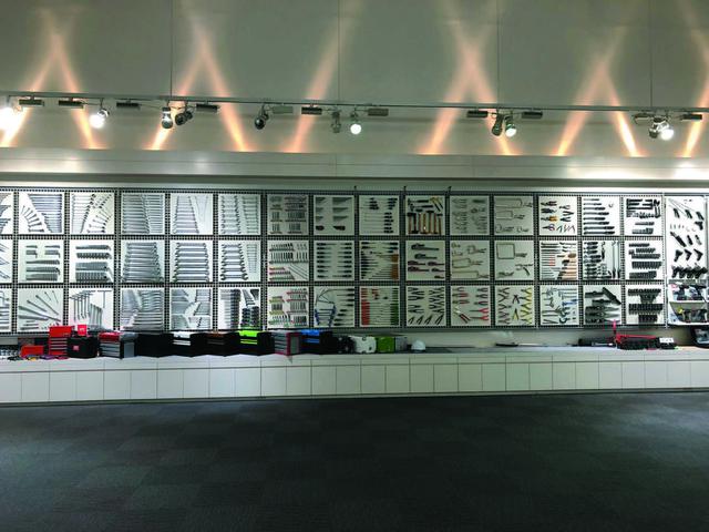 画像: 「KTCものづくり技術館」の壁一面にディスプレイされた多くの工具には圧倒される。KTCの製品数は1万2000点以上あり、これはほんの一部である。