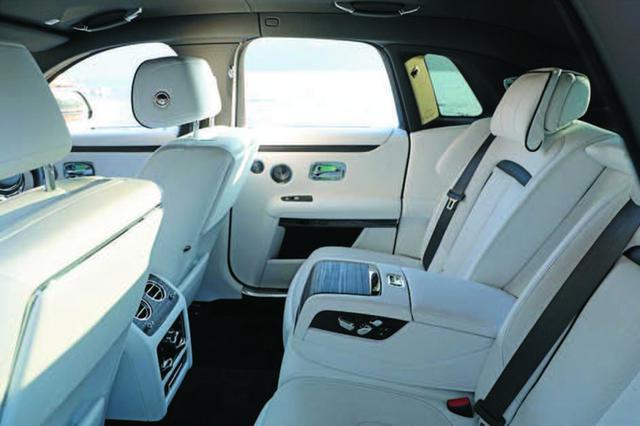 画像: 室内にはマイクロ環境浄化システムが採用され車内の極めて微細な粒子とバクテリアを2分以内に除去する。セルフクロージングドアがさらに進化して新型はドアを開けるときにもパワーアシストが行われるようになった。