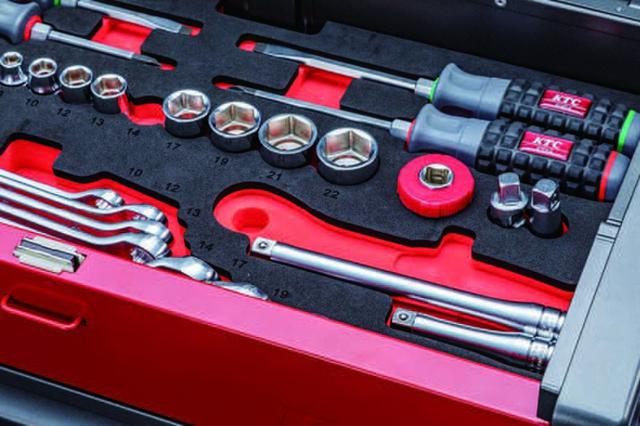 画像: 二層式の構造を採用することで使った工具を一瞬でどこに収納すればいいのかわかるようになっている。