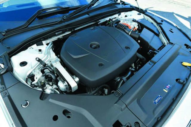 画像: T8は、フロントに積まれるのは2L直4ターボ+スーパーチャージャー+電気モーター。リアは電気モーターで駆動。