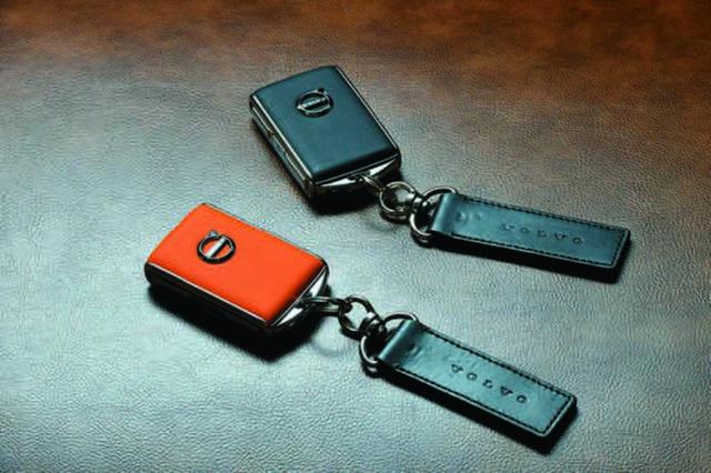 画像: 21年モデルからボルボは通常のキーの他に任意の最高速度を設定できるケアキー(オレンジ)も採用。