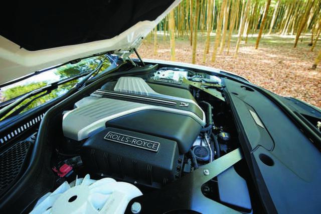 画像: フロントアクスル後方に6.75L V12ツインターボエンジン搭載。この搭載位置により、前後重量配分50:50を実現した。