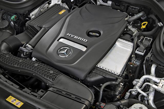 画像: 2Lの直4ターボエンジンに、リチウムイオンバッテリーとモーターを組み合わせる。
