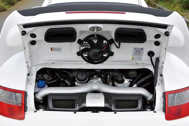 画像: GT2のエンジンは911ターボ用をベースに大型化したコンプレッサーとタービン内のエアフローを最適化、空気の振動原理を吸気サイクルに活用して混合気温を低く抑えるエクスパンションインテークマニホールドも採用している。これにより燃費は最大15%向上したという。