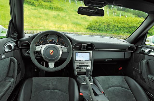 画像: 911 GT2のインテリア。ステアリングホイール、シフトレバー、パーキングブレーキレバーのノブ、スポーツバケットシートなどに、GT3と同じアルカンターラ素材を採用。