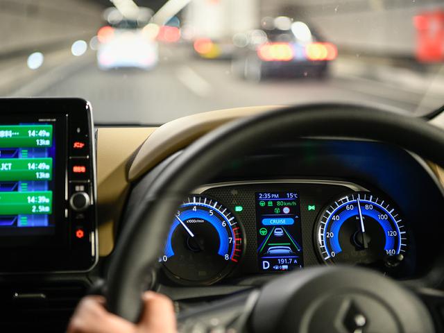 画像: 同一車線運転支援技術「マイパイロット」はミリ波レーダーの追加により機能が向上。よりスムーズな挙動に進化した。