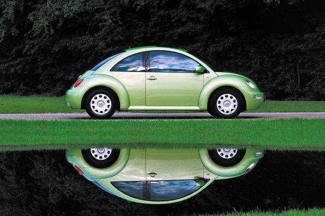 画像: 1998年に発表されたニュービートル。「丸」がデザインのテーマになっていた。シャシはゴルフ4がベース。