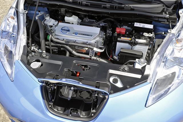 画像: パワーユニット系はフロント部に配置。充電コードが接続されている状態を運転席からもわかりやすくするため、充電口はノーズ部に設定。