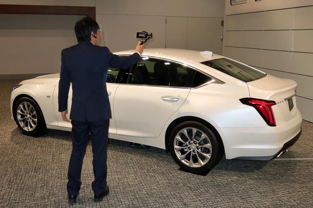 画像: プロダクト エキスパートが動画を撮影しながら、オンラインで車両の概要を紹介してくれる。