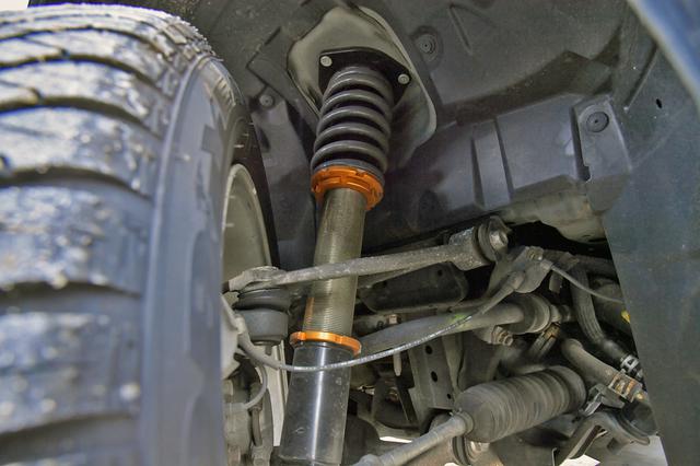 画像: フロントのサスペンション。車高はノーマルの+8cm〜−2cmくらいの調整が可能だ。
