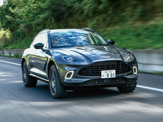 画像: アストンマーティン初のSUV、DBX。エクステリアにはDBグリルやフリップ付きテールゲートなど、ブランドのアイコン的なデザイン要素を上手く取り込んでいる。メルセデスAMGから供給を受けた550ps/700Nmの4L V8ツインターボエンジンと9速ATを搭載。ボディには独自のアルミニウムボンデッド工法を、4WDシステム、エアサスペンション、アクティブアンチロールバーには電子制御を用いてあらゆる路面と速度域で快適な走りを約束する。インテリアの豪華さも特筆すべきポイントだ。
