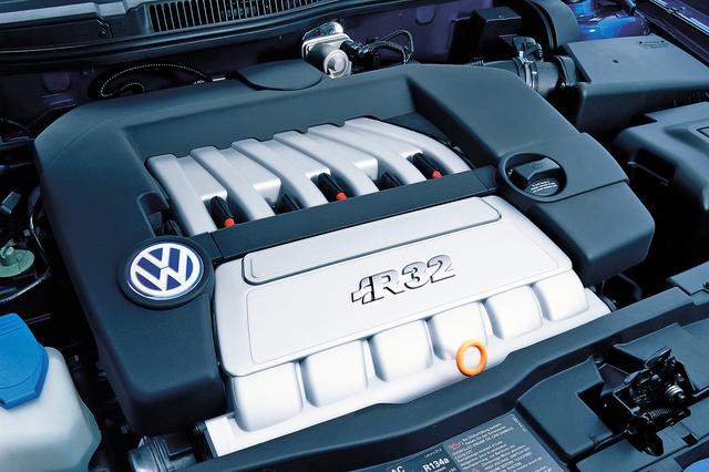 画像: R32に搭載された3.2LのVR6エンジン。従来までのVR6とはヘッド部分のデザインが変わっている。
