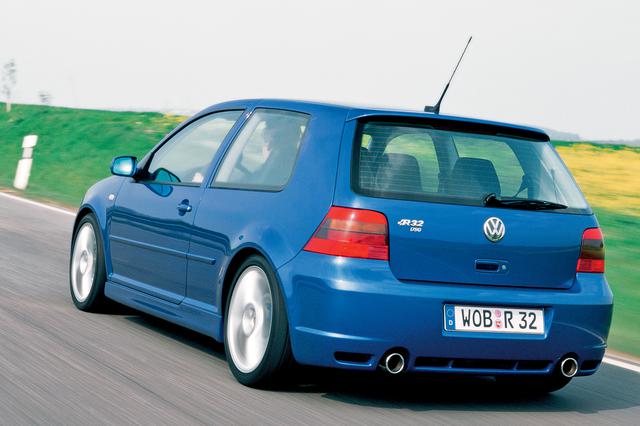 画像: 左右2本出しのテールパイプが迫力を増しているR32。写真の車両はDSGと組み合わされていた。