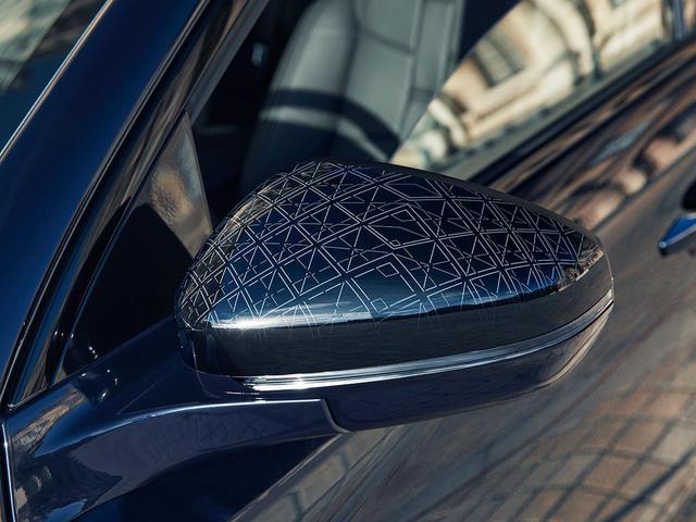 画像: DS 7 クロスバック ルーヴル ブルーHDiのドアミラーにレーザー加工されたガラスのピラミッド模様。