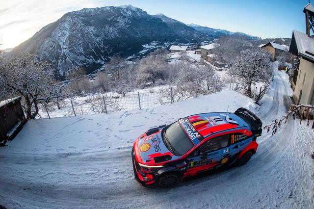 画像: 3位に入ったティエリー・ヌーヴィル(ヒュンダイ i20クーペ WRC)。なんとかトヨタの表彰台独占を阻止した。このほか、ヒュンダイはダニエル・ソルドが5位。