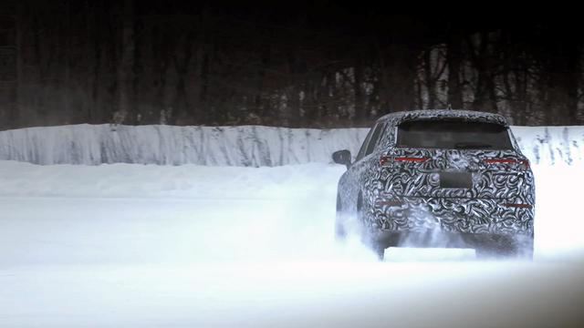 画像: 雪原でテスト走行中の新型アウトランダー。