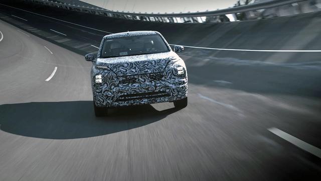 画像: テストコースを疾走する新型アウトランダー。
