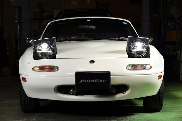 画像: NAロードスターの愛らしいファイスをLEDで彩るヘットランプ。写真はロービームの点灯時。
