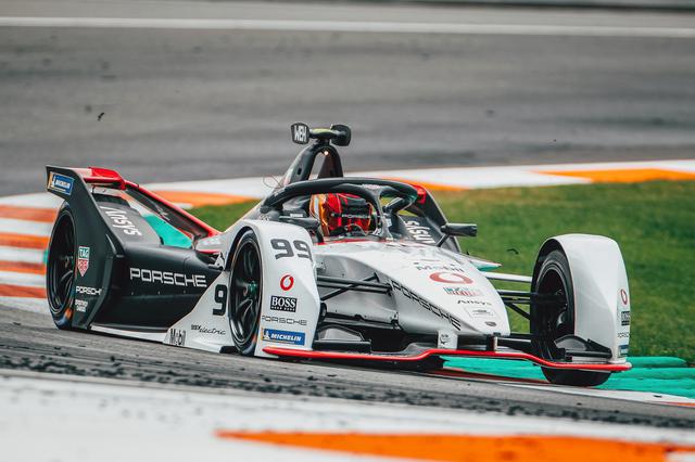 画像: ポルシェとタグ・ホイヤーが結成したチームのフォーミュラEマシン。