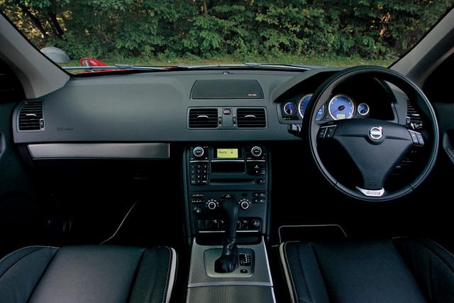 画像: VCC(ボルボ カーズ コーポレーション)のスペシャルビークルチームが開発した限定車XC90 3.2 Rデザイン。Rデザインの「R」はRacingではなく、Refinement(洗練)を意味する。
