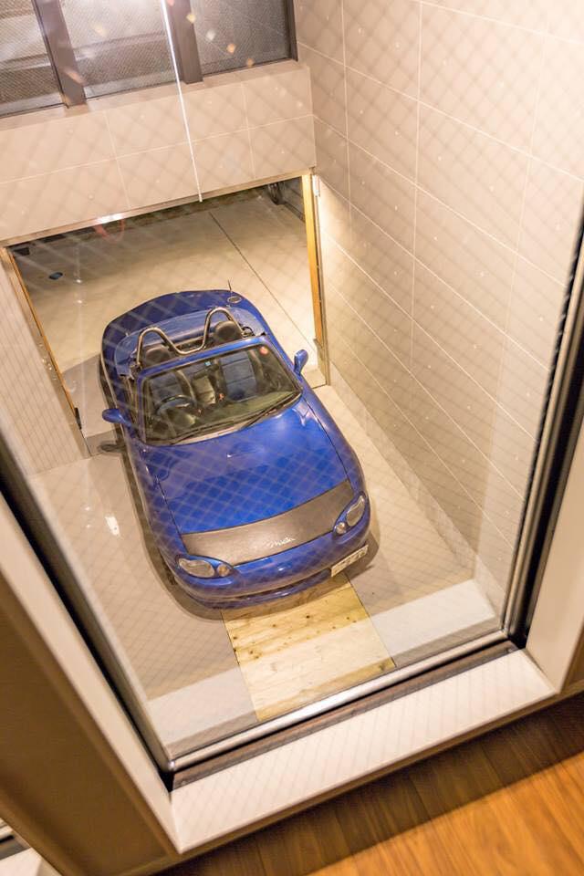 画像: 2階部屋からもガレージのクルマが確認できる。当然オープンカーはルーフを開けたままでも駐車できる。