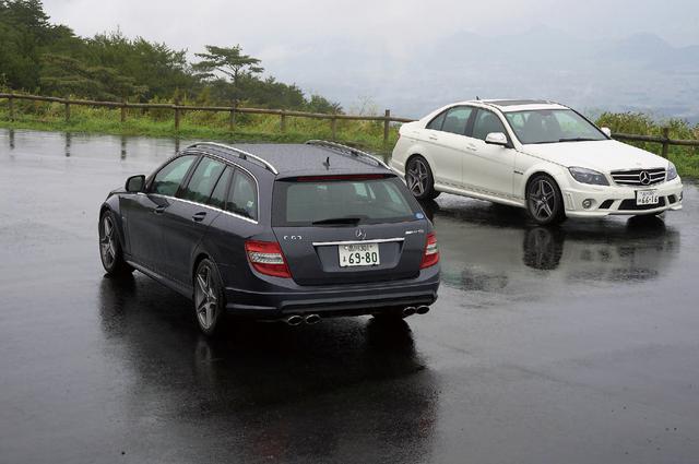 画像: C63AMGステーションワゴン(左)とC63AMGセダン。性能スペックや装備などに違いは見られない。