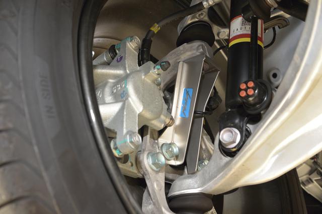 画像: NDロードスターの走行フィールを、より一体感のあるものに変えてくれるナックルサポート。パイピング、センサーの取り回しなどが複雑化したことで、完成までの試行錯誤はこれまで以上に難航した。1万8500円(税別)