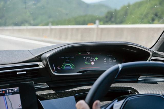 画像: メーターは好みで表示を変更ができる。これは速度を左にACCの作動を真ん中に表示するモード。