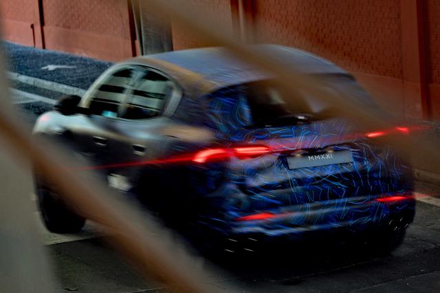 画像: ナンバープレートには「MMXXI」と記されている。スーパースポーツカー「MC20」が発表されたイベントは「MMXX」だったが…?