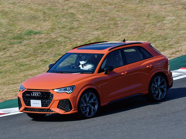 画像: メディア向けの試乗会で富士スピードウェイを疾走するRS Q3。SUVでもサーキット走行をなんなくこなしてくれることを証明。