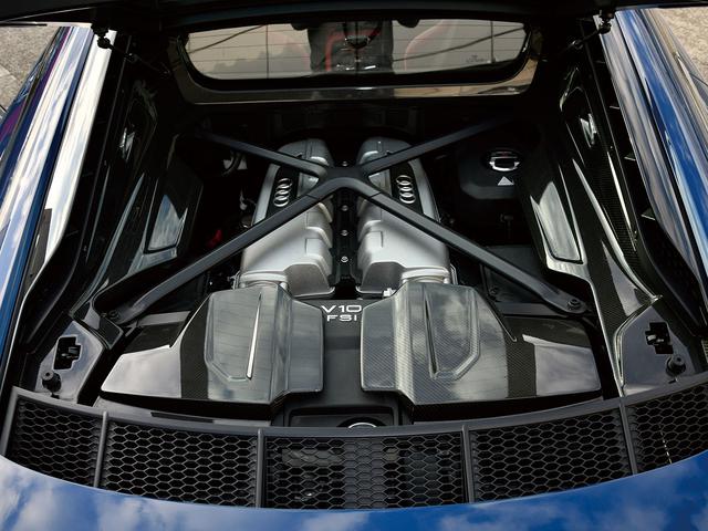 画像: FSI(筒内直接噴射)化されたV10エンジン。低負荷時は片バンクのみの動作も行う。