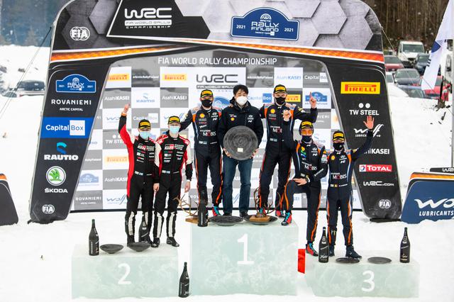 画像: WRC第2戦アークティック・ラリー・フィンランドの表彰台。ヒュンダイが1位と3位の座を獲得。スノーラリーを得意とする3人が表彰台に上がった。
