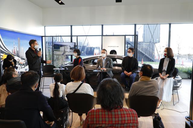 画像: 納車セレモニーでは、あらたにタイカンオーナーになった3人がそれぞれポルシェブランドへの想い、タイカン購入を決めたきっかけなどを語った。