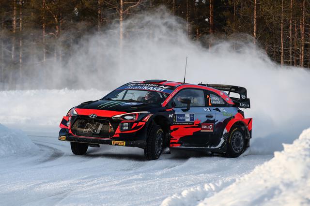 画像: オリバー・ソルベルグが駆るヒュンダイ i20クーペ WRC。父親譲りのダイナミックなドライビングスタイルが特徴。父はスバルでWRCチャンピオンに輝いたペター・ソルベルグ。