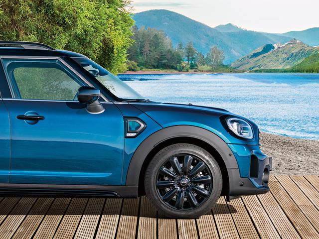 画像: 「ボードウオーク」の上に佇む、MINI クロスオーバー ボードウオーク エディション。