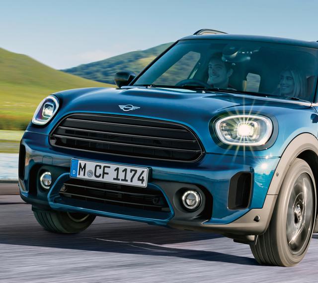 画像: MINI クーパーDをベースにした限定車「クロスオーバー ボードウオーク エディション」。