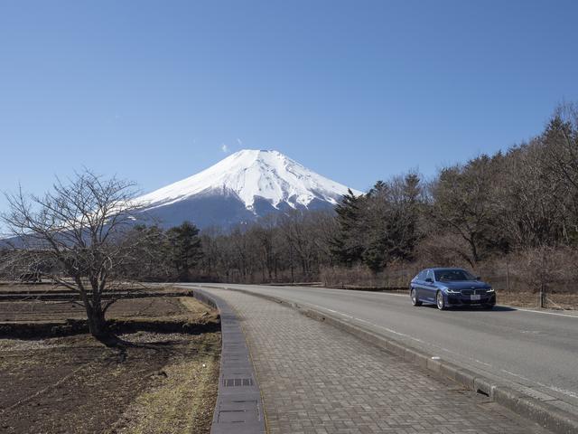 画像: 快晴の富士山をバックに走るBMW アルピナ D5 S リムジン。