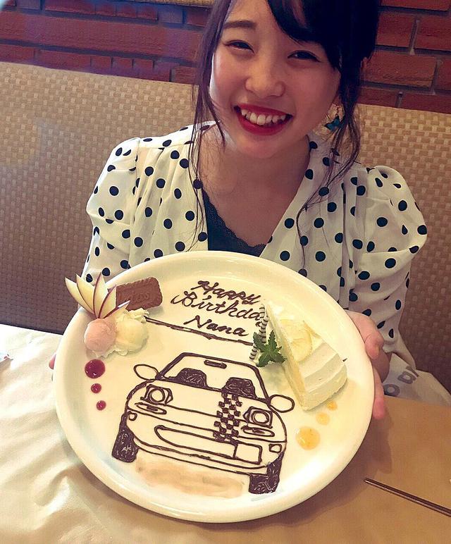 画像: 誕生日に、ロードスターの助手席が大好きという友人が、石川県のレストランを予約してくれ、ロードスタープレートのサプライズプレゼントまで用意してくれていた。