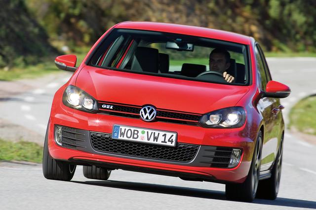 画像: 2009年に登場したゴルフ6 GTI。ノーマルモデルと共通のグリル形状となったが、赤いラインやハニカムグリルがGTIらしさを主張。
