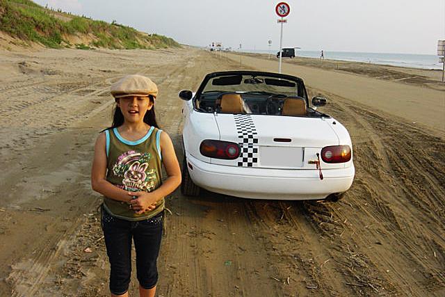 画像: 幼少期にお父さんと千里浜なぎさドライブウエイまでドライブしたときの写真。当時は、まさか自分が運転することになるとは、思ってもいなかったことだろう。