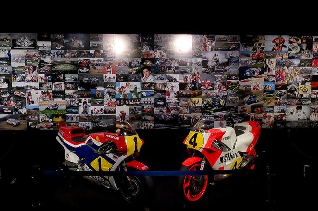 画像: 会場での目玉展示(と言ってしまっては複雑だが)1984年のホンダNS500(F.スペンサー)と1983年のヤマハYZR500(K.ロバーツ)のホンモノ。