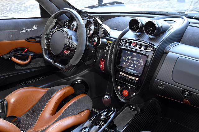 画像: スポーツカー然としたコクピット。スピードメーターは415km/hまで刻まれている。