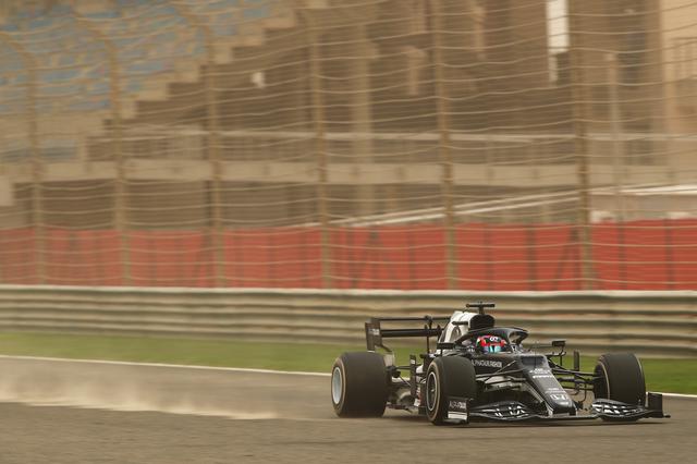 画像: バーレーン・インターナショナル・サーキットで行われたF1プレシーズンテスト。初日は風が強く、コースに砂が浮く難しいコンディションとなった。