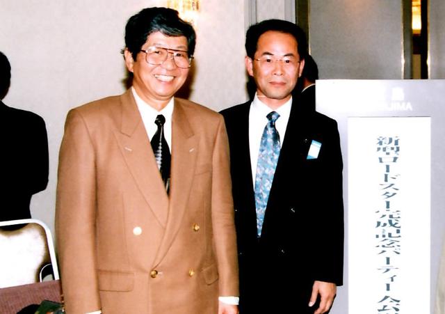 画像: 貴島さんが主査を務めた2代目ロードスター(NB)では英語版の技術開発本が製作され、山口さんが製作に携わった。完成したロードスターのことを「みんなに愛されてすごいね!」と褒めてくださいました。